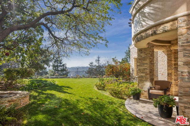 1101 Bel Air Place, Los Angeles CA: https://media.crmls.org/mediaz/725988fb-2459-4856-9a19-3e32acf43ade.jpg