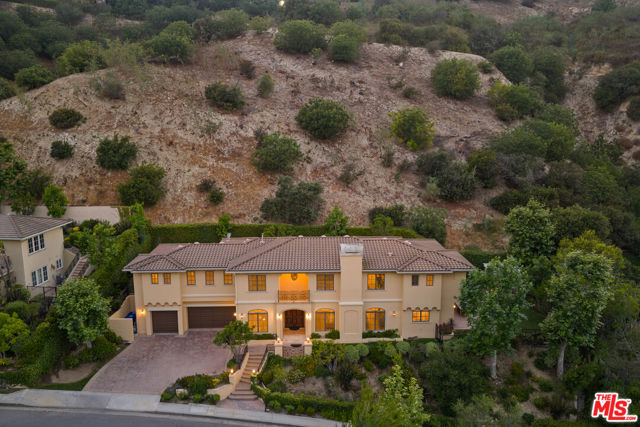 3697 Benedict Canyon Lane, Sherman Oaks CA: https://media.crmls.org/mediaz/7259fe27-ba9d-4fe2-8d38-9c935c27b83c.jpg