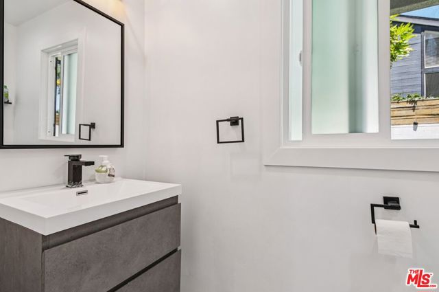 885 Kincaid Avenue, Inglewood CA: https://media.crmls.org/mediaz/725a0d87-ad56-4d4e-9e00-ce4653493910.jpg