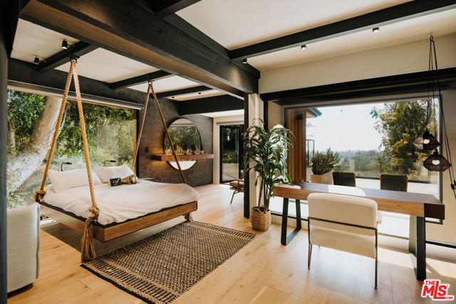 1509 Amalfi Drive, Pacific Palisades CA: https://media.crmls.org/mediaz/725bfee3-872e-4971-89ee-7663dca36494.jpg