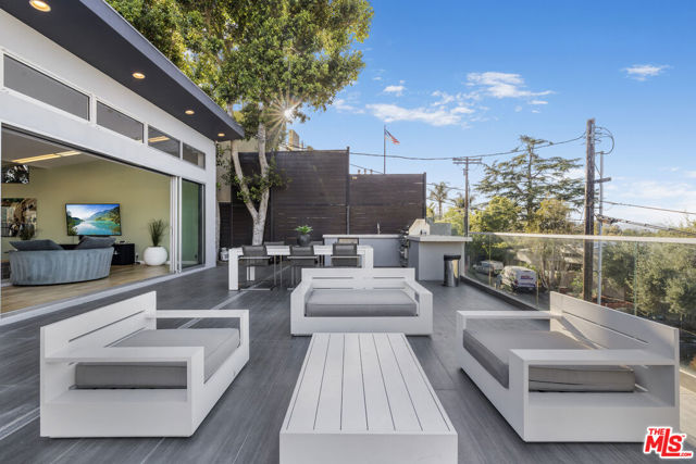 7275 Mulholland Drive, Los Angeles CA: https://media.crmls.org/mediaz/725c7a8b-b832-4bf0-95ad-ae31aa132cb2.jpg