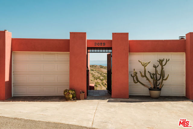 3029 Sequit Drive, Malibu CA: https://media.crmls.org/mediaz/725c878a-1d40-4ddd-aed2-ca5bff7970d5.jpg