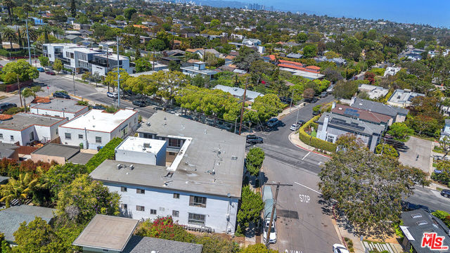 2001 Penmar Avenue, Venice CA: https://media.crmls.org/mediaz/725de8fd-07f5-4f78-8705-c72a9ac040ad.jpg