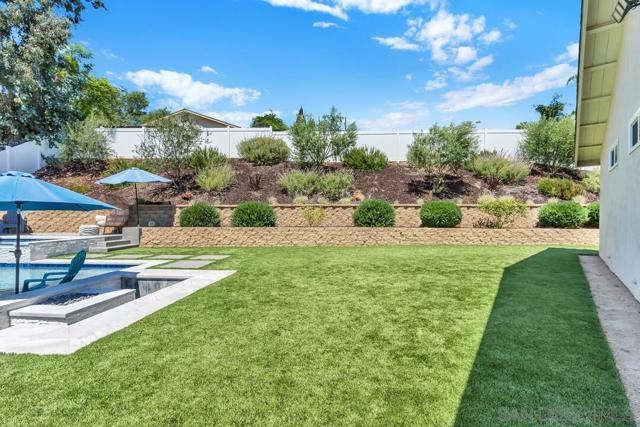 13533 Mora Cir, Poway CA: https://media.crmls.org/mediaz/725e3223-9d5f-49ba-a463-56e25002b645.jpg