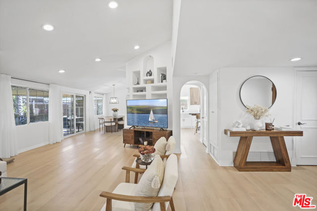 20338 Coulson Street, Woodland Hills CA: https://media.crmls.org/mediaz/725e4700-9bcf-483e-9187-2c98e161daba.jpg