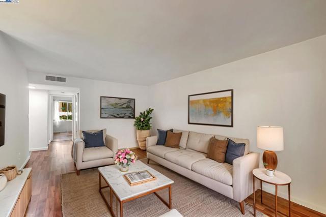 291 Tradewinds Dr, San Jose CA: https://media.crmls.org/mediaz/725f7c3c-4f00-41a5-bcf4-067cf0e35a13.jpg