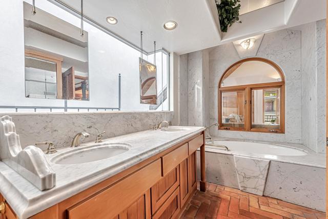 2210 Avenida De La Playa, La Jolla CA: https://media.crmls.org/mediaz/725f936f-b9eb-462c-be80-d676f561759e.jpg