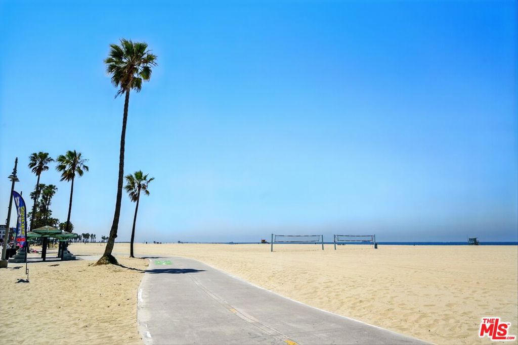 https://media.crmls.org/mediaz/7260103e-8897-4de6-8bad-3bc005933d0f.jpg?preset=X-Large