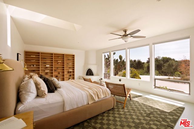7401 Studio Road, Canoga Park CA: https://media.crmls.org/mediaz/7261baef-5801-4f14-bf95-0b76adde0344.jpg