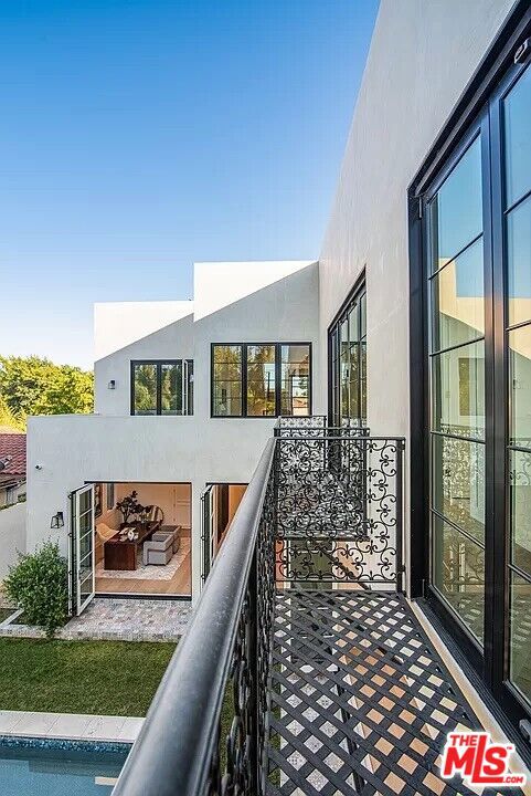 12509 W Sunset Boulevard, Los Angeles CA: https://media.crmls.org/mediaz/7261de31-105c-4e8a-bdfc-5dc8ba7ab659.jpg