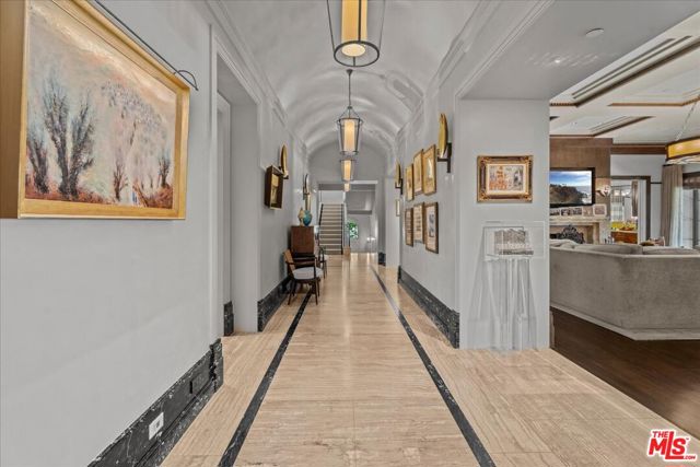 804 N Elm Drive, Beverly Hills CA: https://media.crmls.org/mediaz/72624696-1ffd-4a61-a540-def2284e43ed.jpg