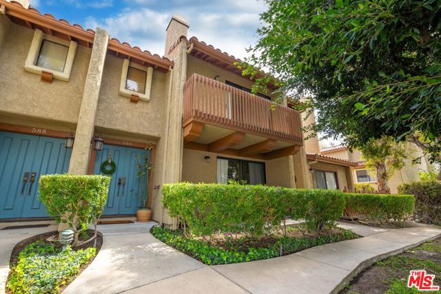 586 Rosewood Avenue photo 1