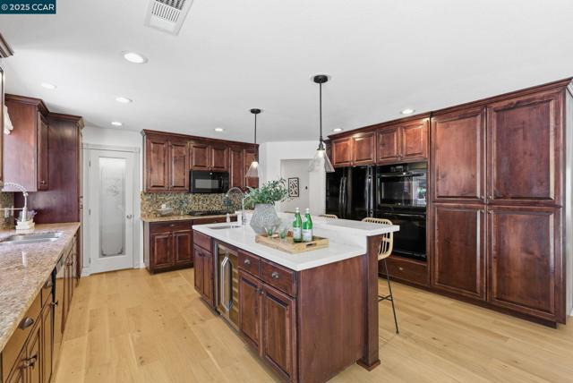 198 Pulido Rd, Danville CA: https://media.crmls.org/mediaz/72626db8-d2fe-449b-b526-d07393f8c6d2.jpg