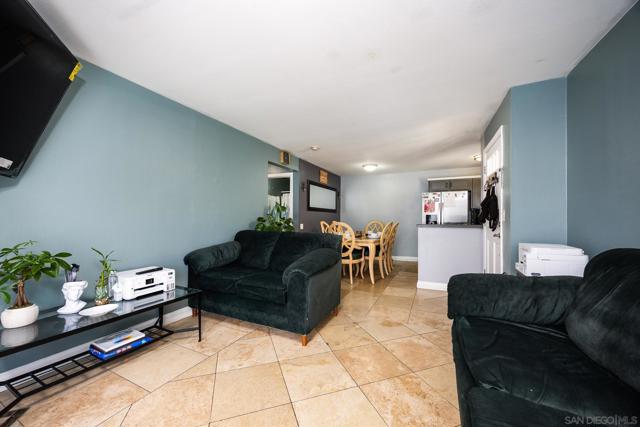 3574 Sunset Ln, San Diego CA: https://media.crmls.org/mediaz/726294a6-4d4e-44ff-8f8e-a97b74b72e32.jpg