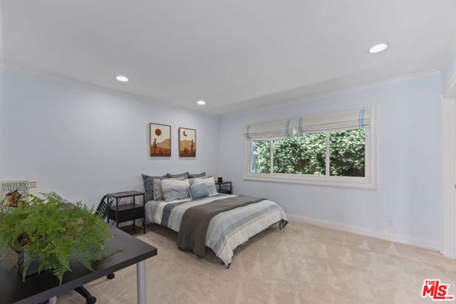 207 10th Street, Santa Monica CA: https://media.crmls.org/mediaz/72633292-6459-4db2-8322-4a7705e99301.jpg