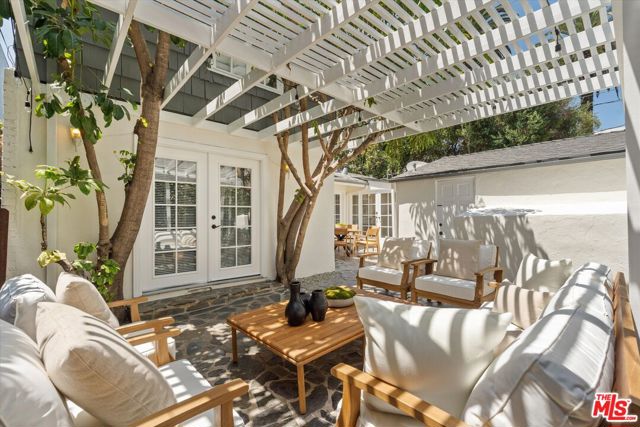 560 N Croft Avenue, West Hollywood CA: https://media.crmls.org/mediaz/72637725-4d79-44ad-bfb3-2c8830e53337.jpg