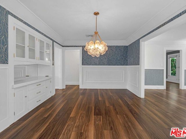 7024 De Longpre Avenue, Los Angeles CA: https://media.crmls.org/mediaz/7263c1bc-7ad1-4852-b6e1-21b2b1de995b.jpg