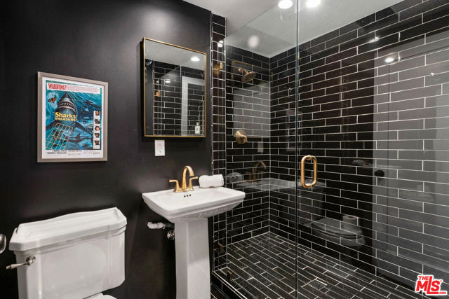 2600 Zorada Drive, Los Angeles CA: https://media.crmls.org/mediaz/72641e25-b3be-4e7b-9571-e4188671c987.jpg