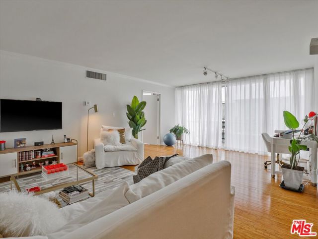 9950 Durant Drive, Beverly Hills CA: https://media.crmls.org/mediaz/72647e34-2725-4dd0-a406-2a3bc8825edb.jpg