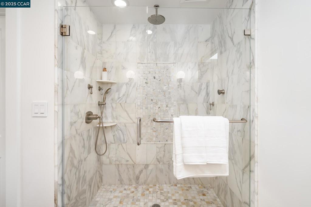 https://media.crmls.org/mediaz/7264b6c1-4b50-4039-b539-f3d796a3864a.jpg?preset=X-Large
