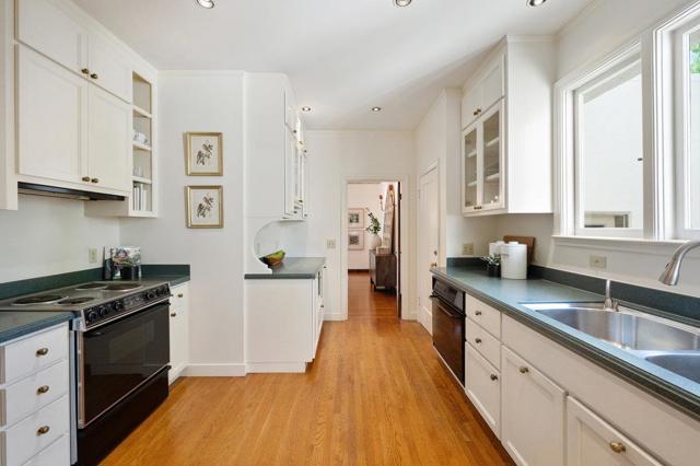 706 Edgewood Road, San Mateo CA: https://media.crmls.org/mediaz/726548a7-22df-476e-be71-797db93465e3.jpg