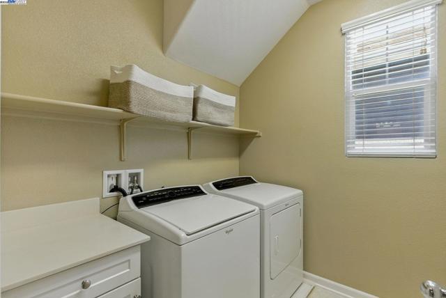 841 Fan Palm Ln, Brentwood CA: https://media.crmls.org/mediaz/72656802-c553-4b67-8dce-78f53b8c08f1.jpg