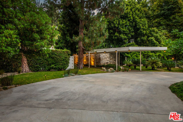 1010 N Rexford Drive, Beverly Hills CA: https://media.crmls.org/mediaz/7266013a-9c87-4eca-902c-db05dc29c7be.jpg