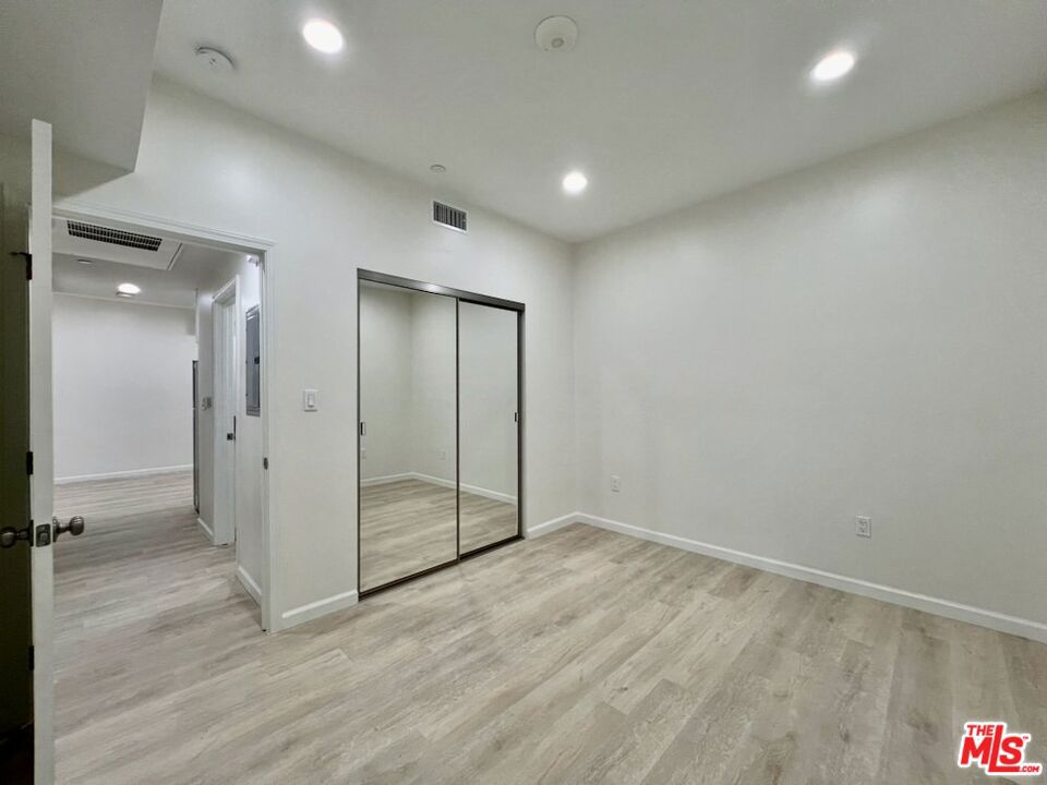 https://media.crmls.org/mediaz/72660893-7913-41b5-a449-501109cf50f0.jpg?preset=X-Large