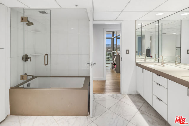 13700 Marina Pointe Drive, Marina del Rey CA: https://media.crmls.org/mediaz/72662985-3b49-4214-bf43-b4232302c50b.jpg