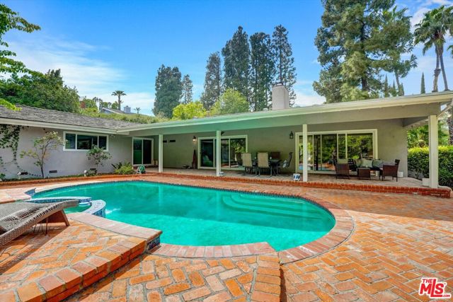 3530 Royal Woods Drive, Sherman Oaks CA: https://media.crmls.org/mediaz/72664e31-efc1-48fa-a58b-d967b9ed01f2.jpg