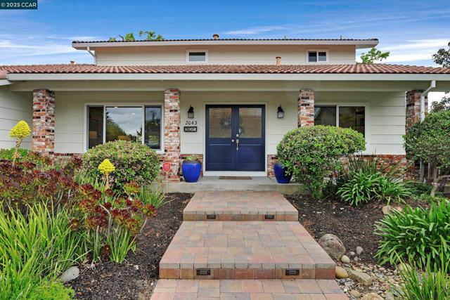 2043 Gill Port Ln, Walnut Creek CA: https://media.crmls.org/mediaz/726666c3-b34d-4f64-b72f-4e1ca14028d7.jpg
