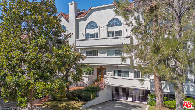 3743 S Canfield Avenue, Los Angeles CA: https://media.crmls.org/mediaz/72666720-39f4-4167-a7dd-0061cbc7222c.jpg