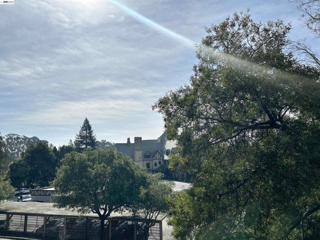 5335 Broadway Terrace, Oakland CA: https://media.crmls.org/mediaz/72695823-1fb1-4a6b-a82e-9e93a61deb6c.jpg