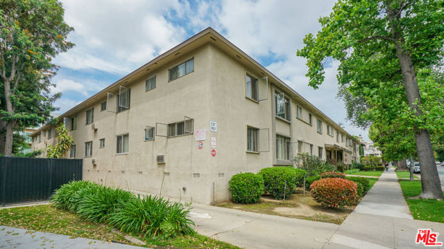 275 S Marengo Avenue, Pasadena CA: https://media.crmls.org/mediaz/72696e53-e673-4243-ae10-294eff46f6e1.jpg