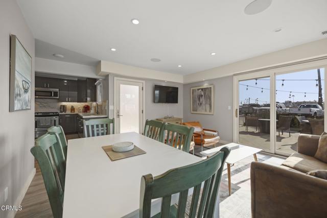 2924 Lakeshore Court, Oxnard CA: https://media.crmls.org/mediaz/726acafc-a727-4c05-8553-6abfb6a804a1.jpg