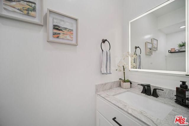 9520 Via Tivoli, Burbank CA: https://media.crmls.org/mediaz/726afb9c-c319-46d8-b319-79a9f51c54c3.jpg