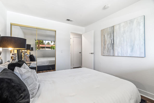 575 N Villa Court, Palm Springs CA: https://media.crmls.org/mediaz/726b4b6b-d59e-45b1-b966-9a639b1fafc7.jpg