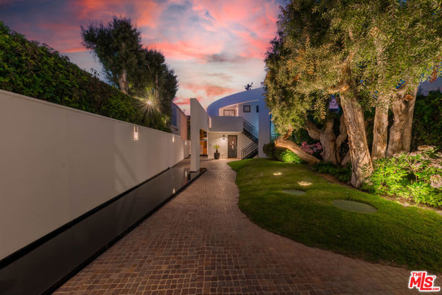 23754 MALIBU Road, Malibu CA: https://media.crmls.org/mediaz/726b51eb-0b60-4fbe-9936-15550b36e6e7.jpg