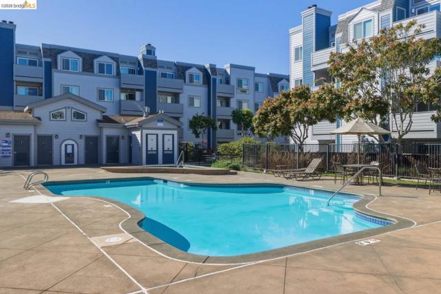 6400 Christie Ave, Emeryville CA: https://media.crmls.org/mediaz/726b5aab-8458-40fc-9f06-fd7651d6e3d5.jpg