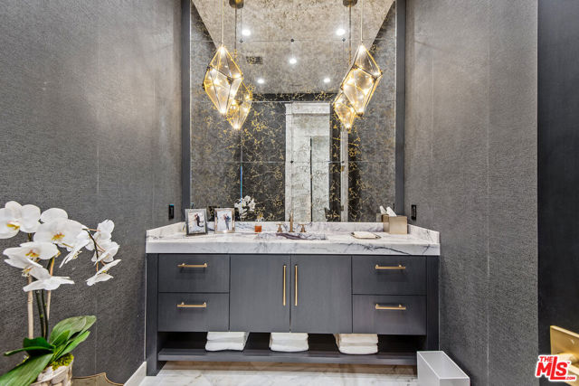 16144 HIGH VALLEY Place, Encino CA: https://media.crmls.org/mediaz/726baefe-5974-4e74-bc10-7def0444c9d7.jpg