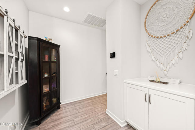 1830 Poppy Drive, Simi Valley CA: https://media.crmls.org/mediaz/726bfa5f-7f95-4006-baec-1c7aad92a0bb.jpg
