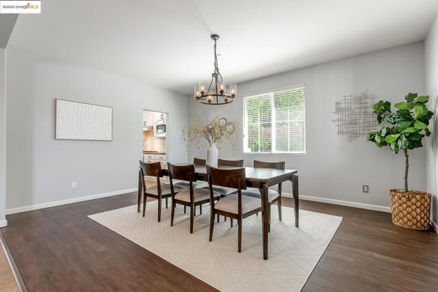 719 Monte Verde Ln, Brentwood CA: https://media.crmls.org/mediaz/726c0cba-243e-4220-bacc-ce9a533bdb6f.jpg