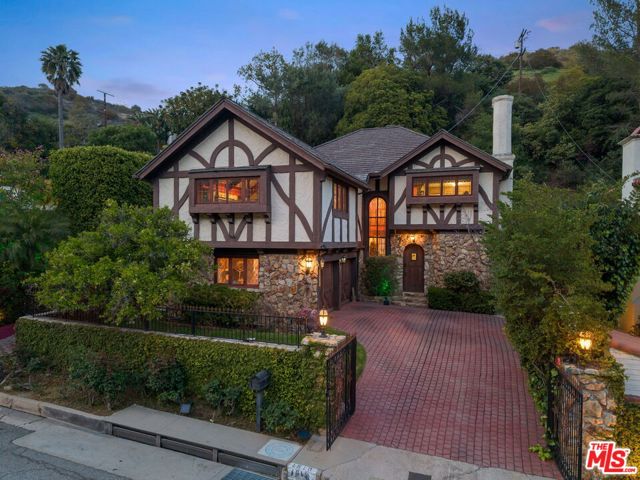 1610 N Beverly Drive, Beverly Hills CA: https://media.crmls.org/mediaz/726c2181-97ba-4bac-b9ed-65a43d9407d8.jpg