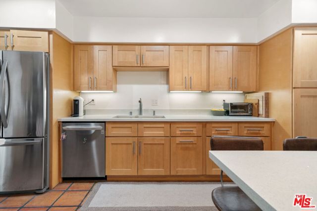 1015 N Kings Road, West Hollywood CA: https://media.crmls.org/mediaz/726d9687-0463-4016-867d-bceed545bf60.jpg
