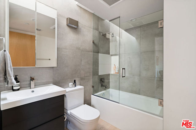 820 N Formosa Avenue, Los Angeles CA: https://media.crmls.org/mediaz/726e8dd7-b34c-43ef-aac1-9041133ff833.jpg