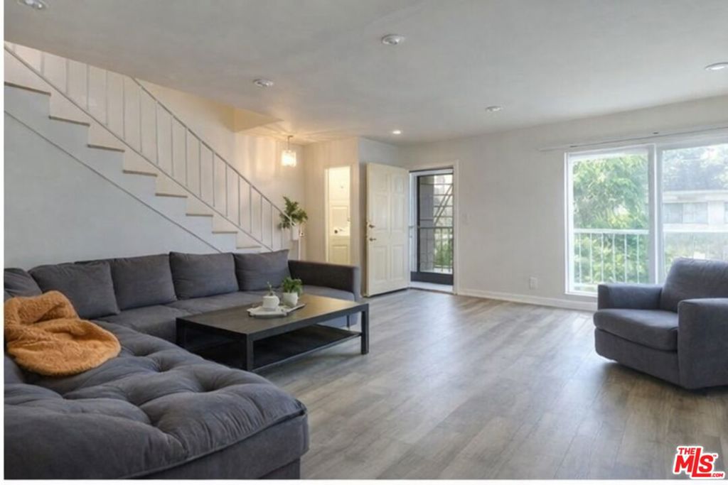 7000 S La Cienega Boulevard #28