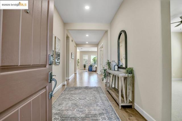 133 Clear Lake Ct, Oakley CA: https://media.crmls.org/mediaz/726faae1-6cbf-46fe-855c-9c3adc38f563.jpg