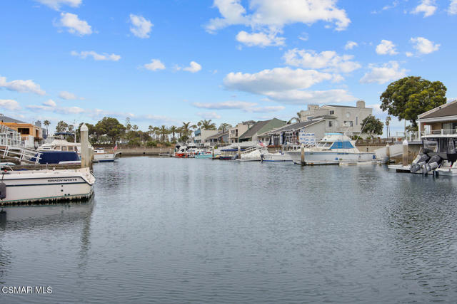 4535 Falkirk Bay, Oxnard CA: https://media.crmls.org/mediaz/727058dd-c878-47d5-a08e-9a8dcb6d1ecc.jpg