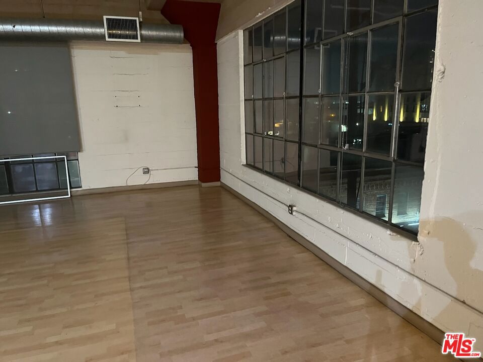 https://media.crmls.org/mediaz/727076fb-0b38-4eda-b12c-7a9f4d5834dc.jpg?preset=X-Large