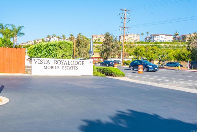 1010 Bobier Dr E, Vista CA: https://media.crmls.org/mediaz/72708948-7c2b-4f04-b0ee-dc8996efa21d.jpg